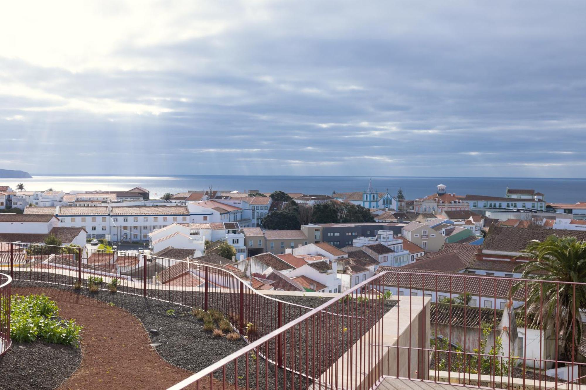 Angra + Lägenhet Angra do Heroísmo Exteriör bild